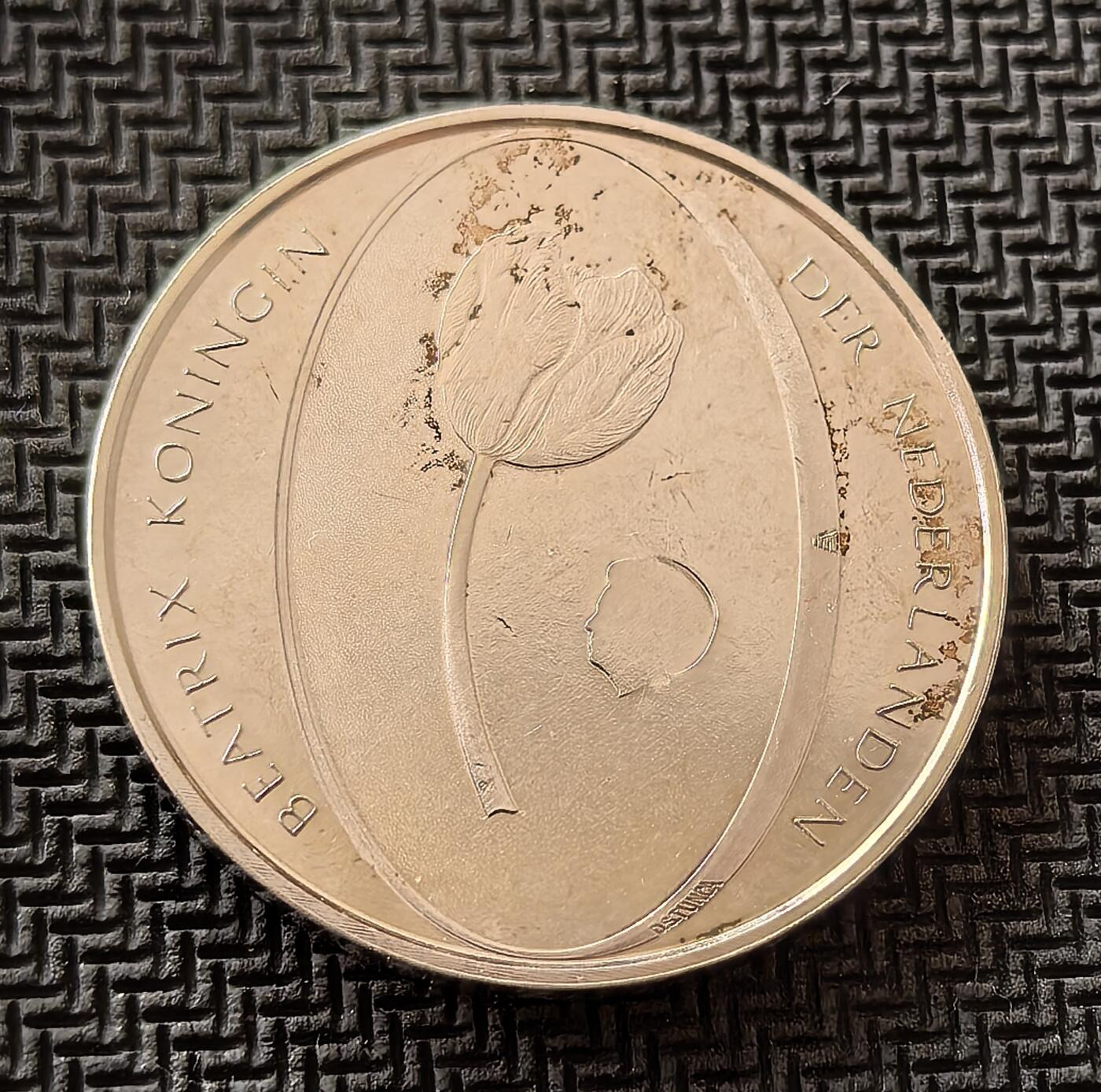 外国优质老铜币银币，周日九点倒数截拍，满百包邮，持续收拍，初八发货 荷兰2012年5欧元纪念币，是为纪念荷兰与土耳其建交 400 周年而发行。正面的郁金香芽与土耳其星月旗，象征两国友谊的萌芽；背面的郁金香与贝娅特丽克丝女王头像，既代表荷兰的国花文化，也见证了两国跨越四个世纪的外交与商贸往来。