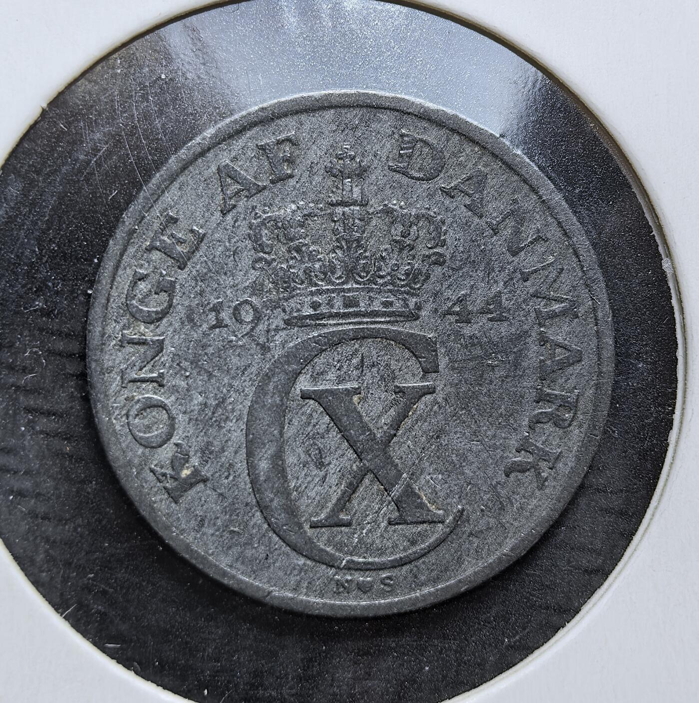 外国优质老铜币银币，周日九点倒数截拍，满百包邮，持续收拍，初八发货 丹麦1944年2欧尔锌币，发行于二战德国占领时期。正面以月桂枝与橡叶枝环绕面值，背面的王冠与 “CX” 缩写代表克里斯蒂安十世，见证了丹麦在被占领期间的货币体系与民族韧性。