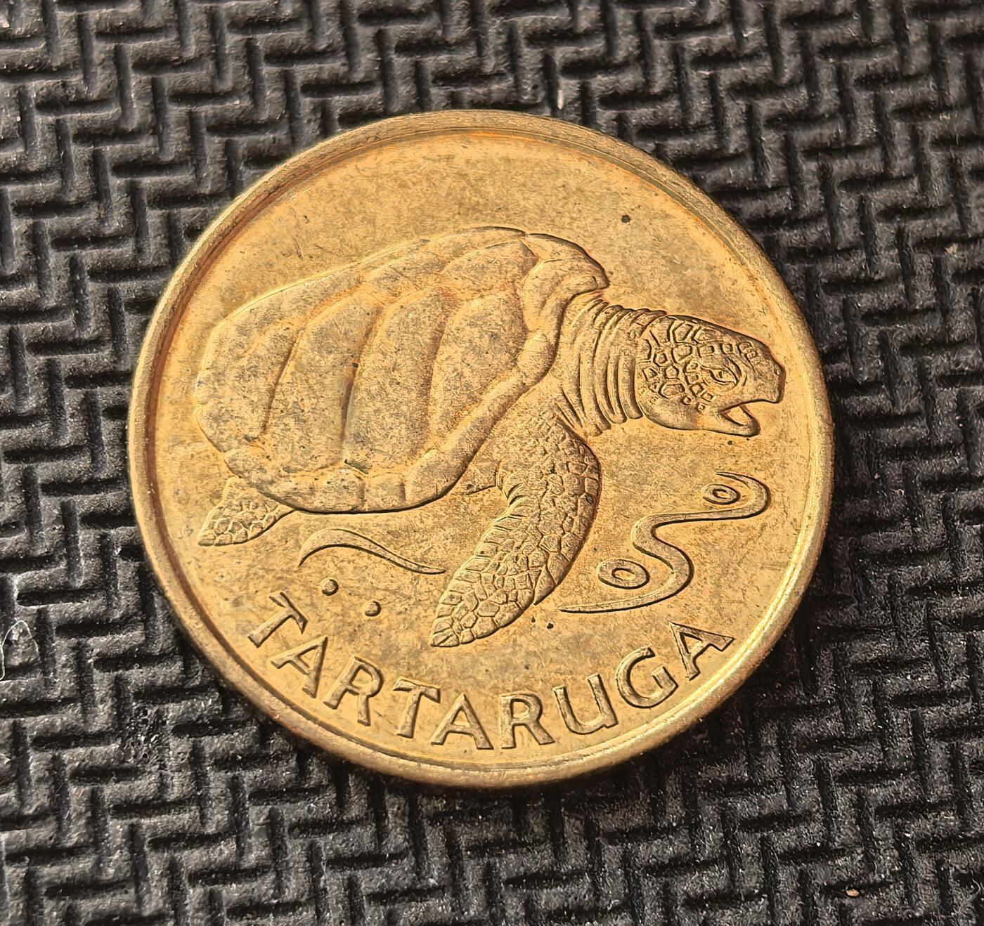 外国优质老铜币银币，周日九点倒数截拍，满百包邮，持续收拍，初八发货 佛得角1994年海龟 1 埃斯库多铜币，是佛得角独立后的流通货币。正面是佛得角共和国国徽，象征国家主权；背面的海龟是佛得角海域的代表性海洋生物，体现了这个西非岛国的海洋生态特色与文化符号。
