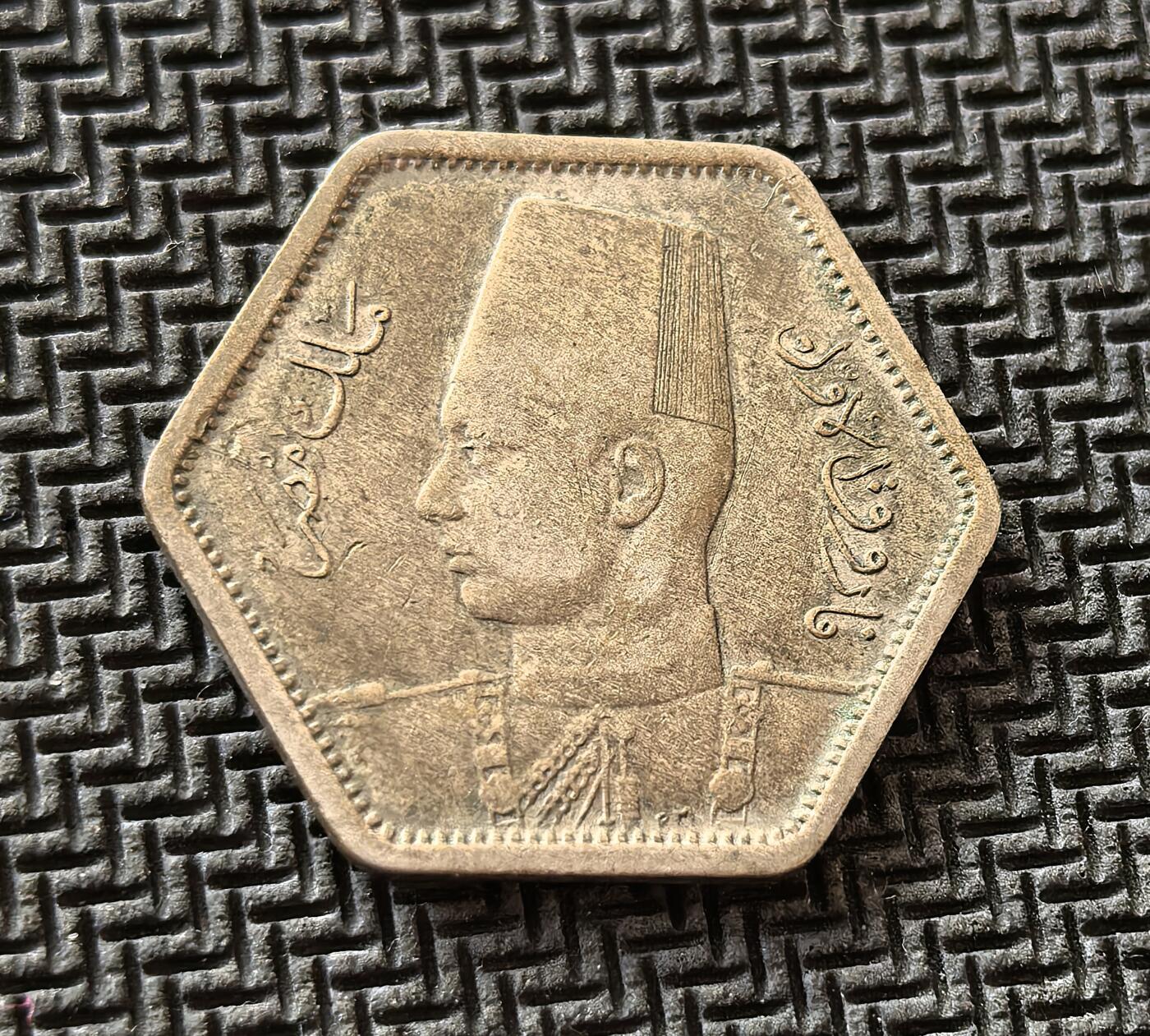 外国优质老铜币银币，周日九点倒数截拍，满百包邮，持续收拍，初八发货 埃及法鲁克王朝1944年2 皮阿斯特银币。正面为法鲁克一世头像，彰显君主权威；背面的阿拉伯文与年份，见证了二战后埃及民族独立运动的兴起与殖民统治的衰落。