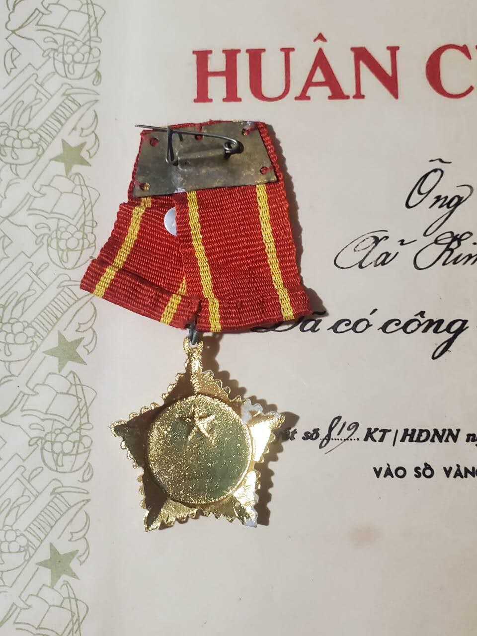 韵星假日军品类拍卖第42期 -- Rimey Holidays Militaria Auction 42 越南社会主义共和国陈文欢三级抗战勋章带证书一套 实发抗美越战事迹 好品