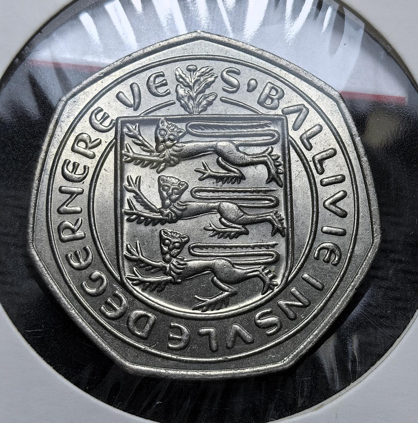 外国优质老铜币银币，周日九点倒数截拍，满百包邮，持续收拍，初八发货 根西行政区1970 年50 新便士，属于英国十进制改革时期的货币。正面以三艘维京长船图案彰显根西的海洋历史，背面的三狮纹章与古诺曼语铭文体现其与诺曼底公国的历史渊源，见证了英国属地在货币改革中的独特传承。