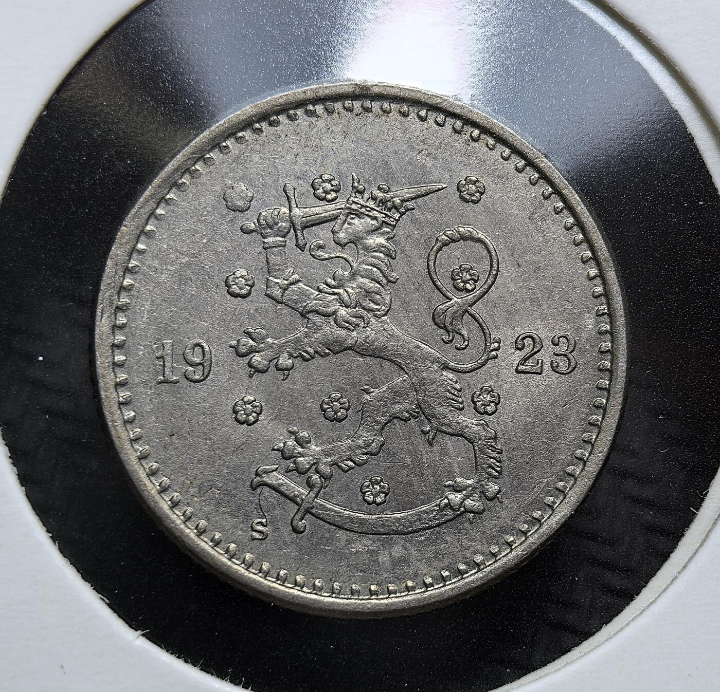 外国优质老铜币银币，周日九点倒数截拍，满百包邮，持续收拍，初八发货 芬兰1923年50盆尼，是芬兰独立后早期重要辅币。正面以面值与麦穗象征农业根基，背面为芬兰国徽 “持剑雄狮”。它发行于一战后经济恢复期，见证了芬兰货币体系的巩固与发展。