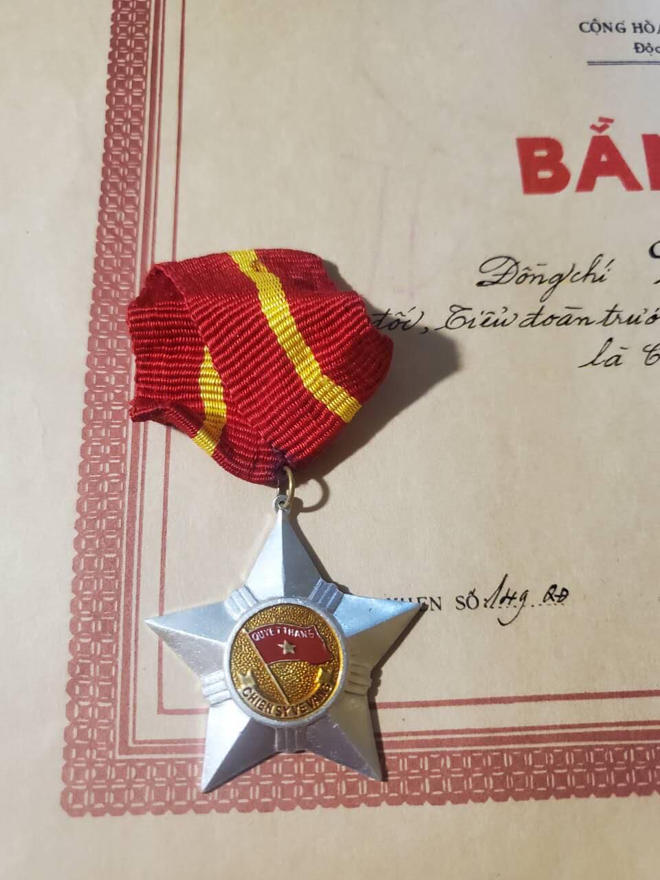 韵星假日军品类拍卖第42期 -- Rimey Holidays Militaria Auction 42 越南社会主义共和国陈永敦优秀服务奖状带三级光荣战士勋章一套