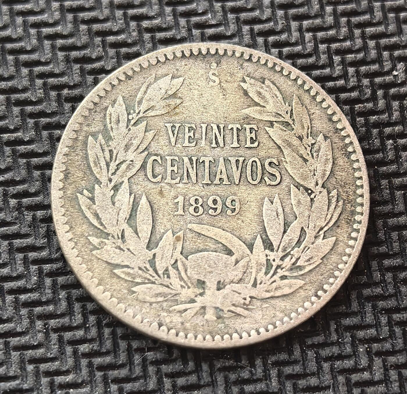 外国优质老铜币银币，周日九点倒数截拍，满百包邮，持续收拍，初八发货 智利1899年20分银币，发行于智利共和国稳定发展时期。正面的智利国鸟安第斯神鹰象征国家力量，背面的月桂枝与面值，见证了智利在 19 世纪末作为南美稳定经济体的历史地位。