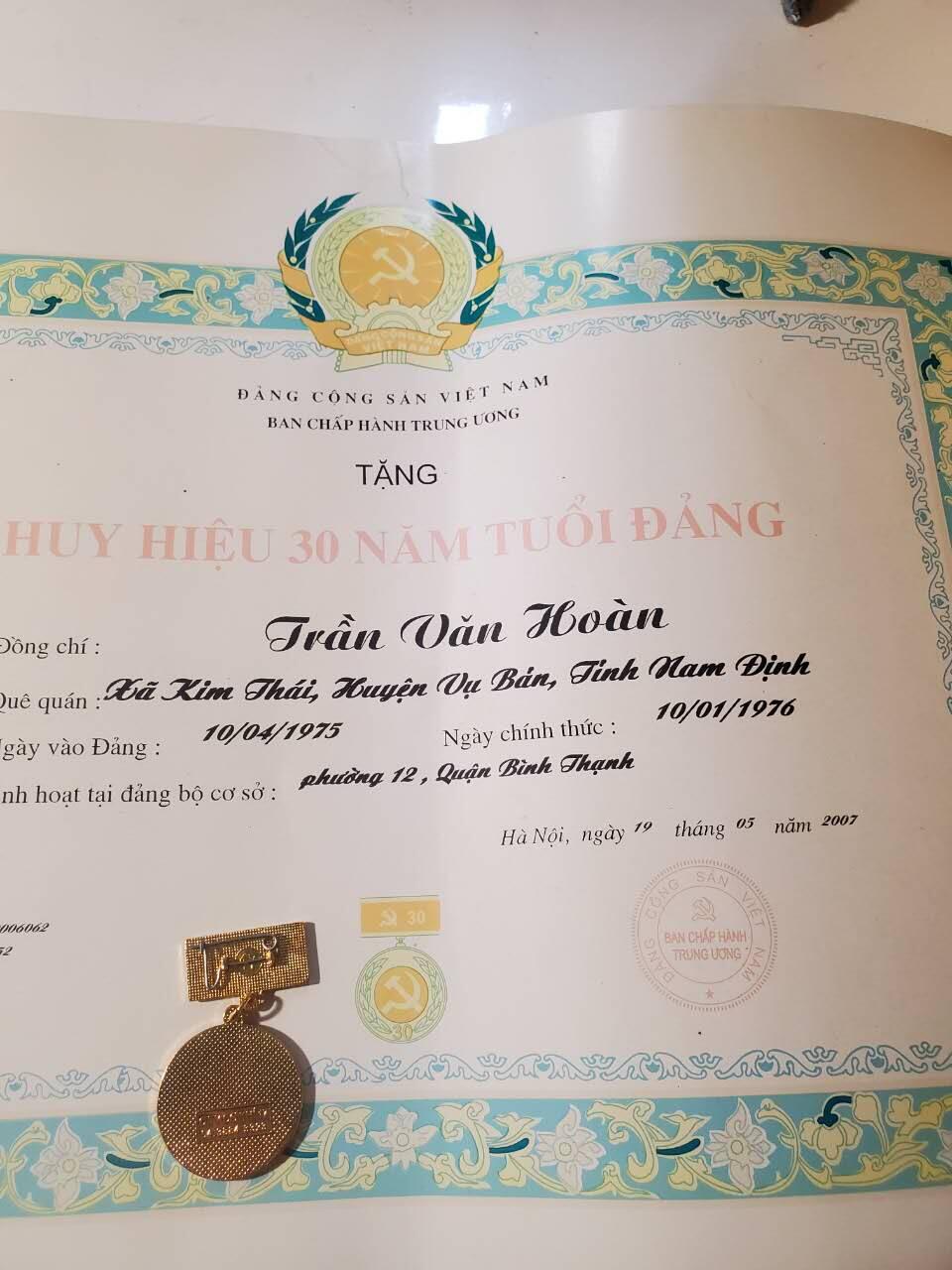 韵星假日军品类拍卖第42期 -- Rimey Holidays Militaria Auction 42 越南社会主义共和国陈文欢光荣在党三十年奖章带证书一套