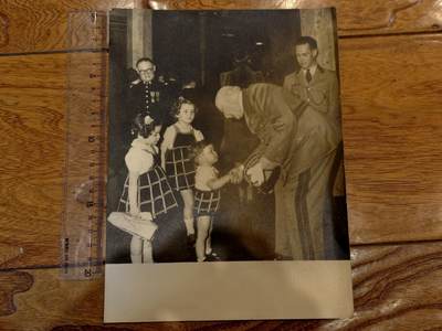 凯旋世界勋赏（持续上新中）（第22期新年大拍）（欢迎送拍）（对拍品有疑问请询问客服，不接受到手刀，出价默认拍品品相。请认真阅读拍卖规则！出价默认已认可！）（收到货请录制开箱视频，无视频概不处理问题。） - 与梅内特雷医生的孩子们在一起，他是内阁首席兼上校军医。在巴雷的左侧，在私人卫队中贝当元帅（Philippe Pétain）身着军装，弯腰与几名儿童握手互动，孩子们穿着统一的格子裙装，表情天真。  - 氛围：画面刻意营造出温馨、亲民的氛围，是维希政权宣传机器的典型产物。