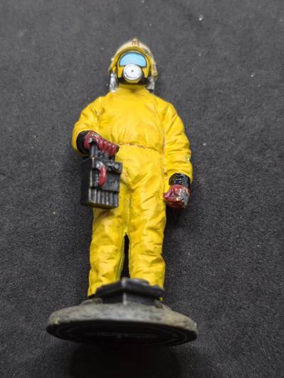 凯旋世界勋赏（持续上新中）（第22期新年大拍）（欢迎送拍）（对拍品有疑问请询问客服，不接受到手刀，出价默认拍品品相。请认真阅读拍卖规则！出价默认已认可！）（收到货请录制开箱视频，无视频概不处理问题。） - 代表身着防化服的消防员。 ​ - Ger., 1996：指1996年的德国消防员；法语标注“Al., 1996”也指向同一时期的防化消防服样式。 ​ - 人偶的亮黄色防化服、配套的防护装备，是20世纪90年代德国专业化学事故救援消防员的典型装束。