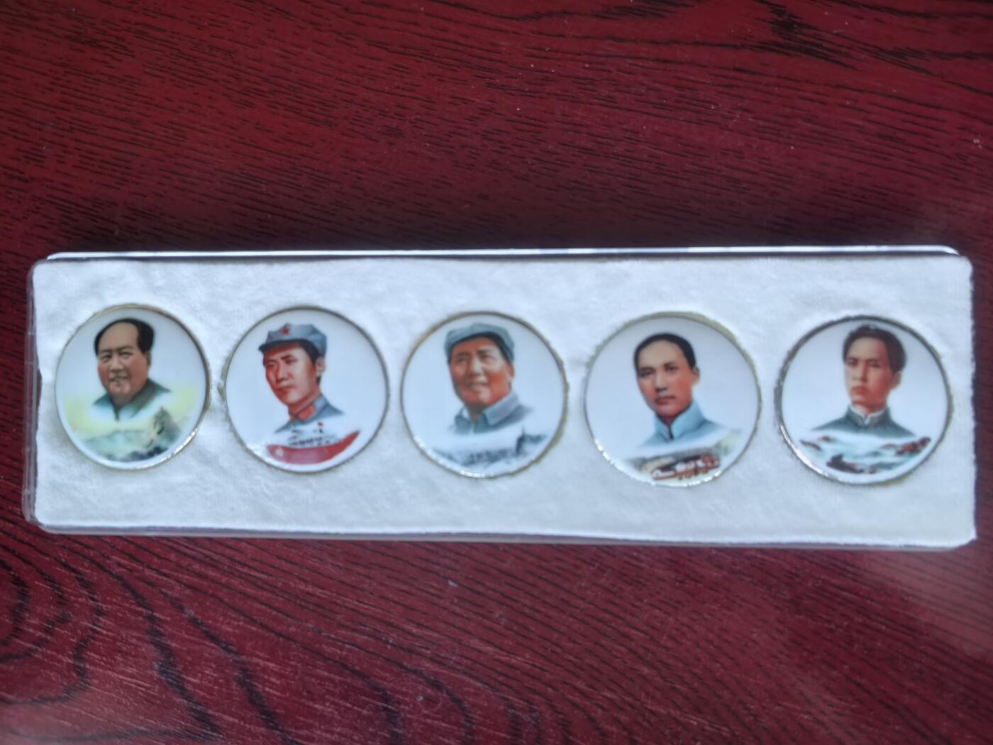 毛瓷像章一套10个，品见图自定，实物拍摄，按图发货，看好再拍