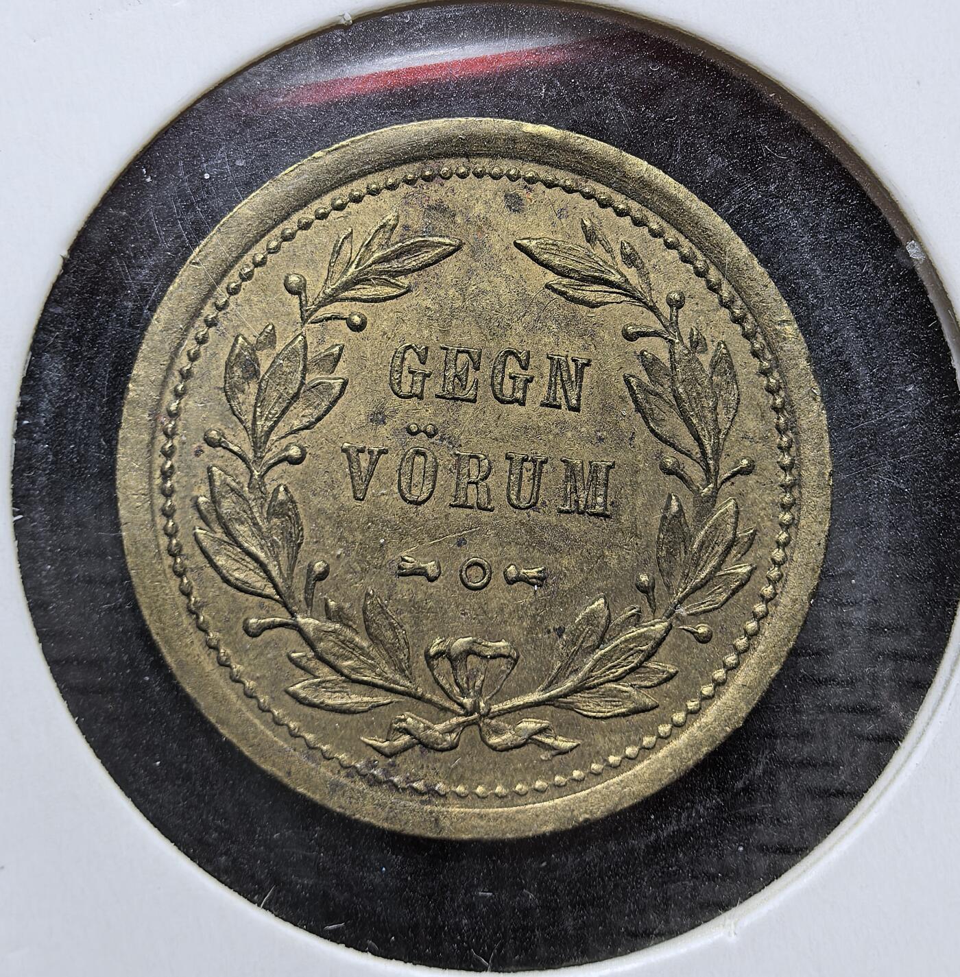 外国优质老铜币银币，周日九点倒数截拍，满百包邮，持续收拍，初八发货 全网首见冰岛斯托克赛里地区1900年25 奥拉代用铜币，正面刻有发行商 “Ólafur Árnason” 的名字，背面的冰岛语 “GEGN VÖRUM” 意为 “以货易货”。它发行于 19 世纪末至 20 世纪初，是冰岛在缺乏官方货币时，地方商人为应对货币短缺、促进本地贸易而发行的代用币，见证了冰岛早期货币体系的独特形态。