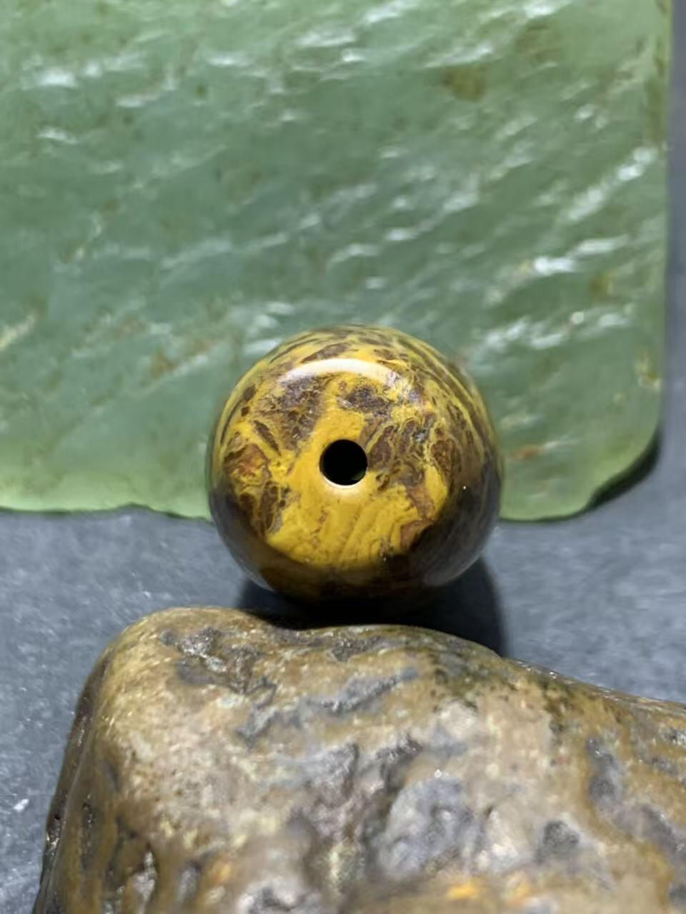 精美草花纹战国红玛瑙随形桶珠一个