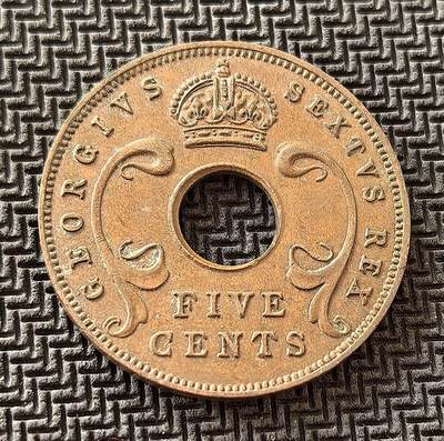 外国优质老铜币银币，周日九点倒数截拍，满百包邮，持续收拍，初八发货 - 英属东非1952年5 分铜币，发行于殖民统治末期。正面的英王乔治六世头像与拉丁文头衔，彰显英国对东非的殖民权威；背面的 “EAST AFRICA” 与独特的中孔设计，见证了英国在东非的殖民经济体系与战后殖民体系瓦解的历史进程。