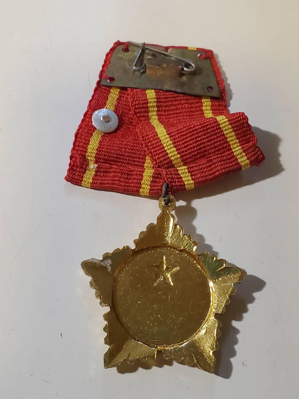 韵星假日军品类拍卖第42期 -- Rimey Holidays Militaria Auction 42 越南社会主义共和国一级抗战勋章 库存品相 软挂