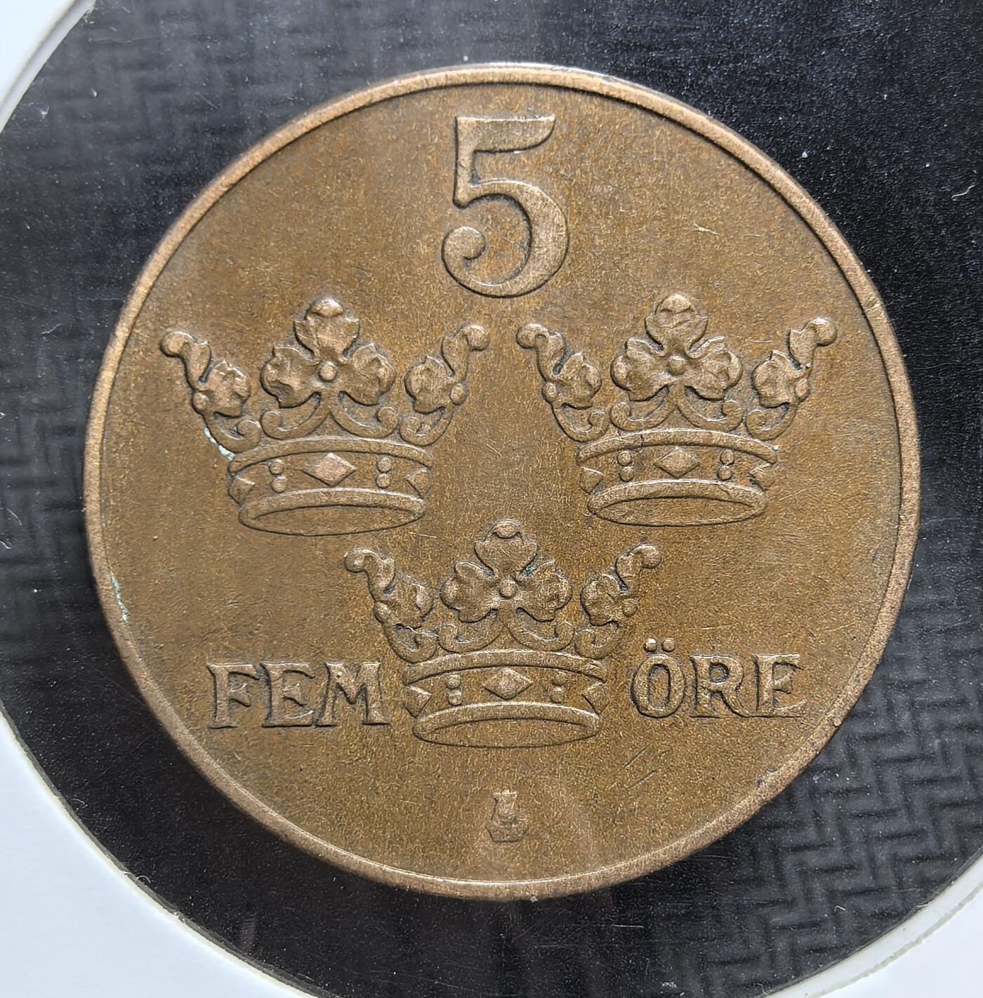 外国优质老铜币银币，周日九点倒数截拍，满百包邮，持续收拍，初八发货 瑞典1938年5欧尔铜币。正面是古斯塔夫五世的花押与王冠，铭文 “MED FOLKET FÖR FOSTERLANDET”（与人民共卫祖国）是瑞典君主的座右铭；背面的三王冠是瑞典国徽核心元素，象征国家统一。这枚硬币发行于二战前夕，见证了瑞典在动荡年代的中立与坚守。