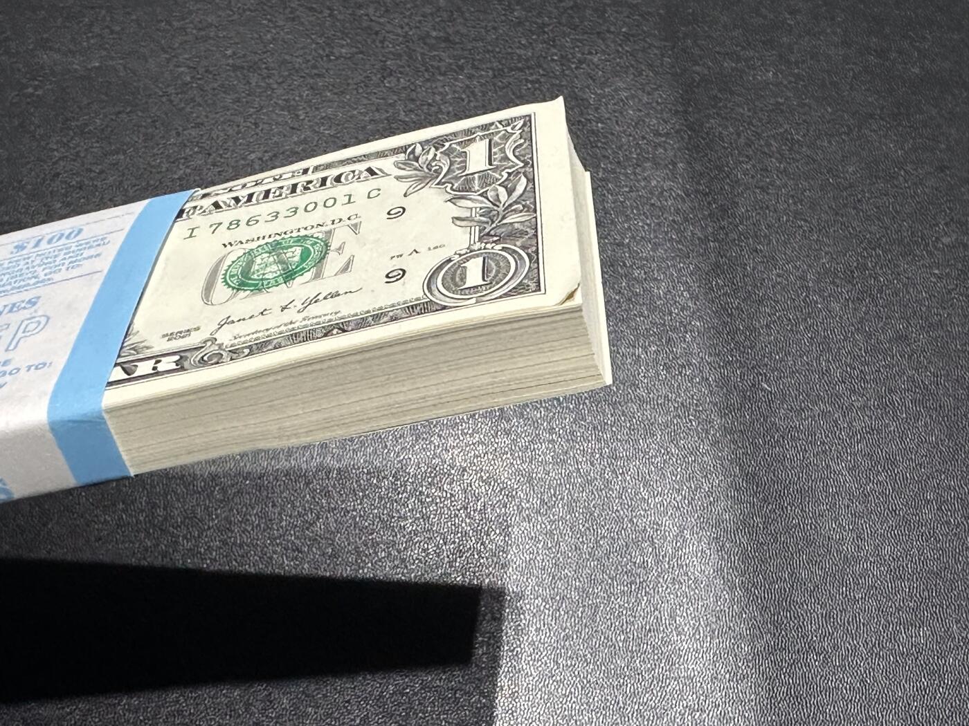 《外钞收藏家》第六百一十二期（ 精选场）（长期征集拍品、欢迎藏友们联系合作） 2021年美国1美元 标准100连号 全新 尾001-100 因捆货首刀角有点瑕疵软折