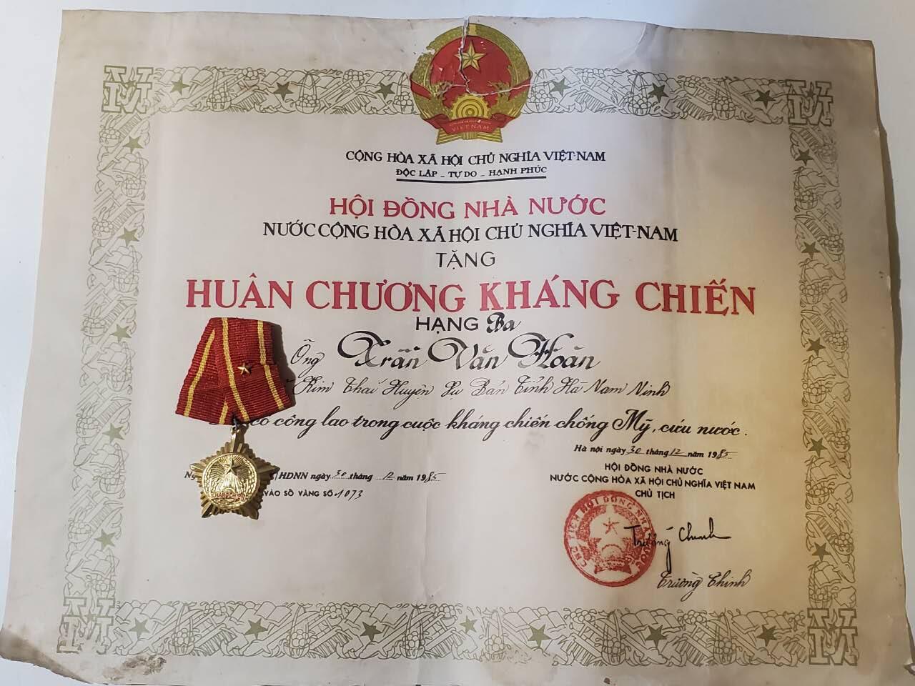 韵星假日军品类拍卖第42期 -- Rimey Holidays Militaria Auction 42 越南社会主义共和国陈文欢三级抗战勋章带证书一套 实发抗美越战事迹 好品