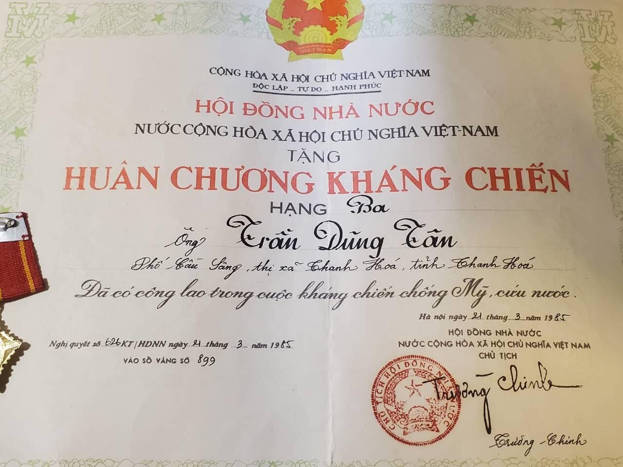 韵星假日军品类拍卖第42期 -- Rimey Holidays Militaria Auction 42 越南社会主义共和国陈永敦三级抗战勋章带证书一套 实发抗美越战事迹 好品