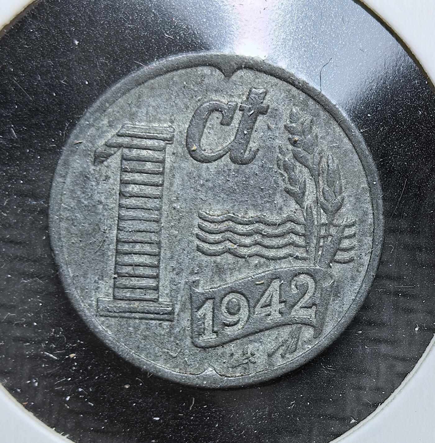 外国优质老铜币银币，周日九点倒数截拍，满百包邮，持续收拍，初八发货 荷兰1942年1分锌币，是纳粹德国占领荷兰期间的战时货币，见证了二战期间荷兰被占领、经济受困的艰难岁月。