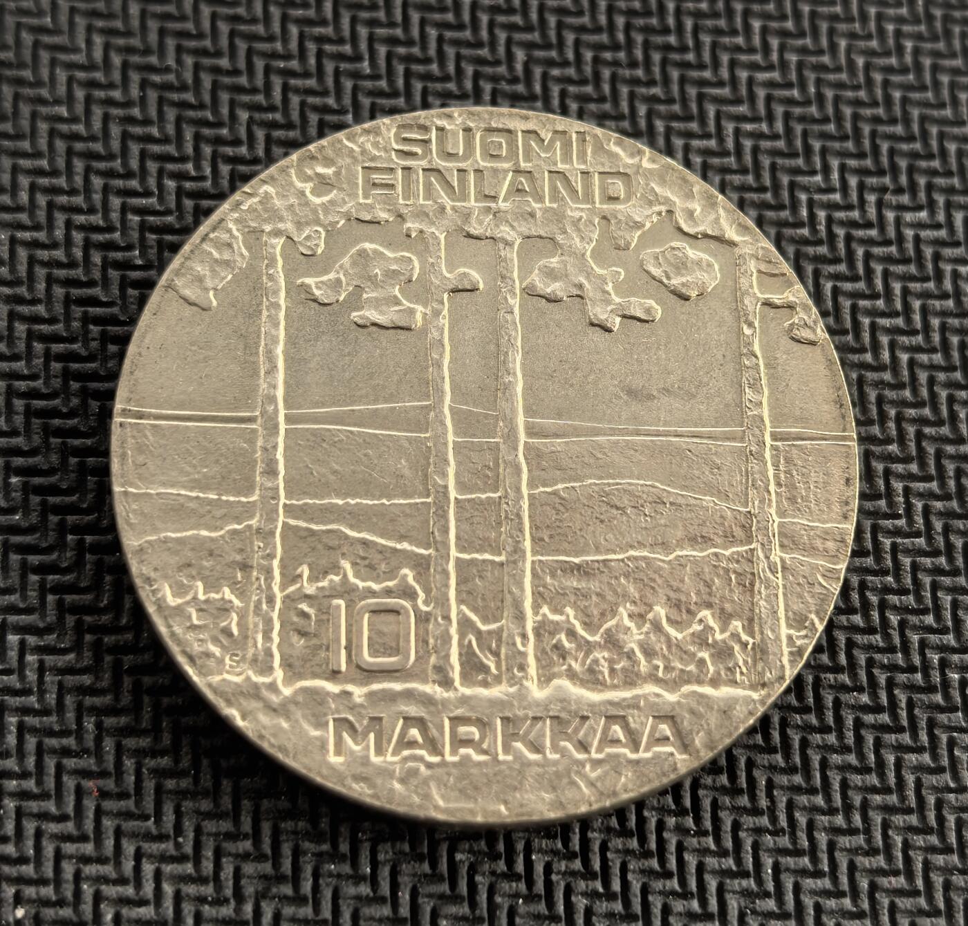 外国优质老铜币银币，周日九点倒数截拍，满百包邮，持续收拍，初八发货 芬兰1975 年 10 马克银币，是为纪念芬兰前总统乌尔霍・吉科宁诞辰 75 周年发行。正面为吉科宁像，他在冷战中以中立外交平衡东西关系；背面的森林景观象征芬兰自然与国家精神，是冷战时期芬兰历史的重要见证。