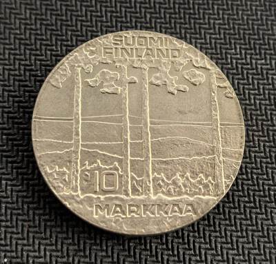 外国优质老铜币银币，周日九点倒数截拍，满百包邮，持续收拍，初八发货 - 芬兰1975 年 10 马克银币，是为纪念芬兰前总统乌尔霍・吉科宁诞辰 75 周年发行。正面为吉科宁像，他在冷战中以中立外交平衡东西关系；背面的森林景观象征芬兰自然与国家精神，是冷战时期芬兰历史的重要见证。