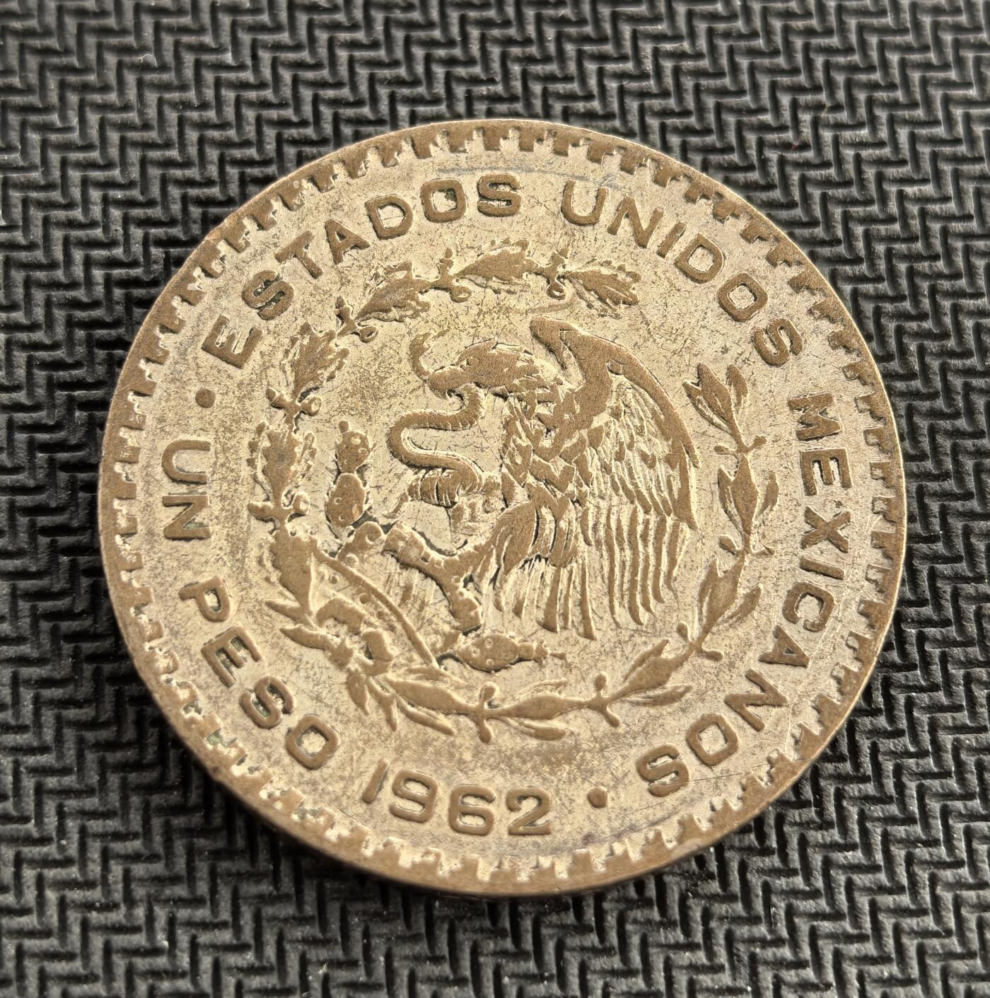 外国优质老铜币银币，周日九点倒数截拍，满百包邮，持续收拍，初八发货 墨西哥1962 年 1 比索银币，正面是墨西哥独立战争领袖何塞・玛丽亚・莫雷洛斯像，象征民族独立精神；背面为鹰蛇国徽，代表国家主权。它发行于墨西哥战后经济发展期，含银量 10%，是该国近代货币史的重要见证。