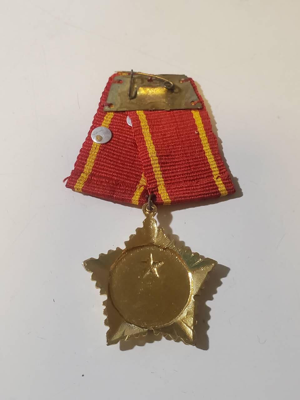 韵星假日军品类拍卖第42期 -- Rimey Holidays Militaria Auction 42 越南社会主义共和国一级抗战勋章 镀金完好 库存品相