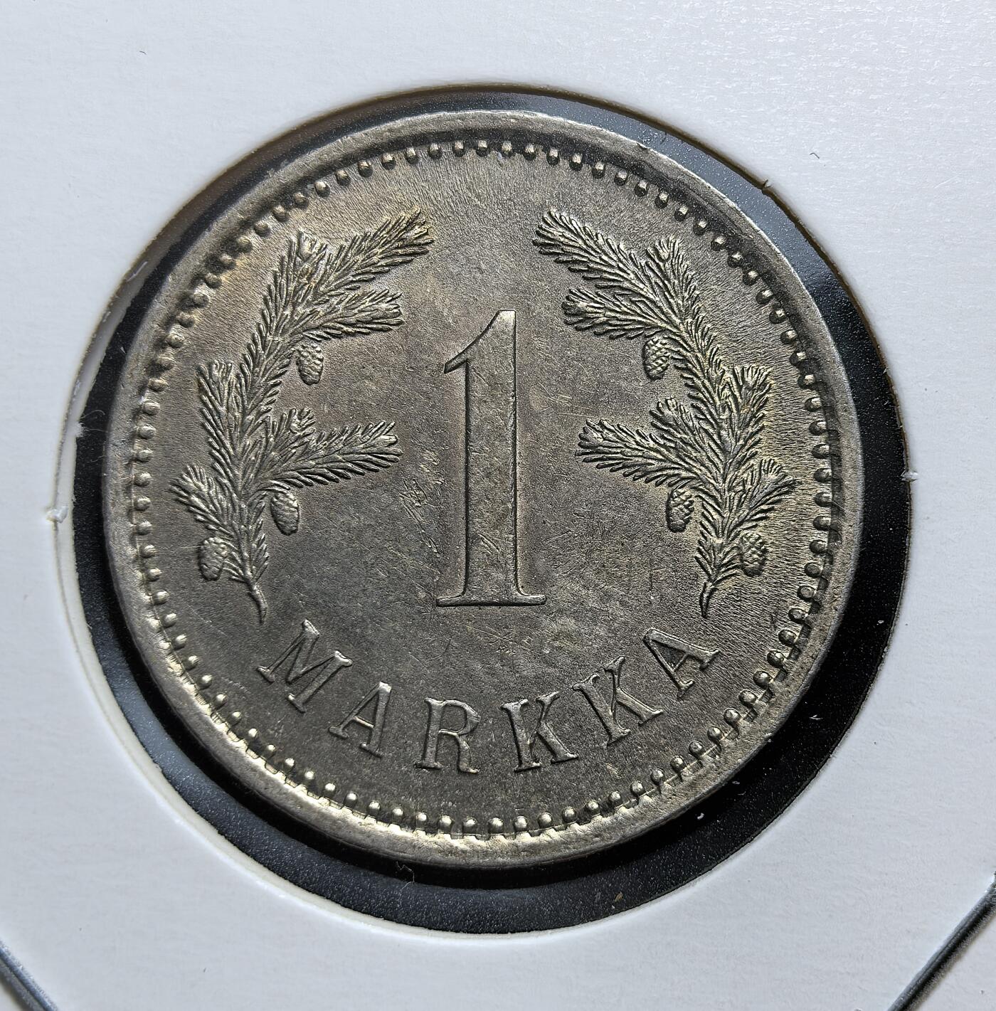 外国优质老铜币银币，周日九点倒数截拍，满百包邮，持续收拍，初八发货 少见大版芬兰1921年1马克银币，是芬兰独立后确立本国货币体系的重要币种。正面以云杉枝与松果象征北欧森林资源，背面是国徽 “持剑雄狮”，见证了芬兰在一战后经济恢复期的稳定发展。