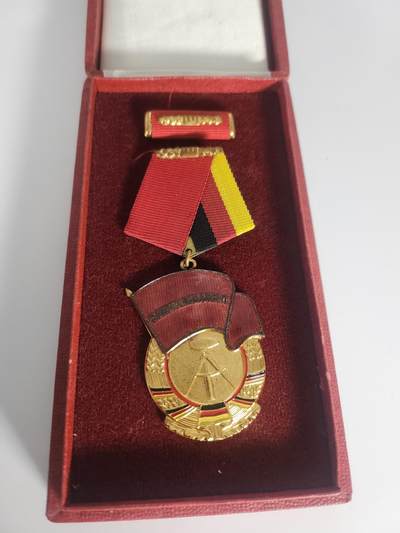 南水社第二次拍卖 民主德国二级劳动红旗勋章 全套有盒略 品相完好 挂版背后有氧化痕迹