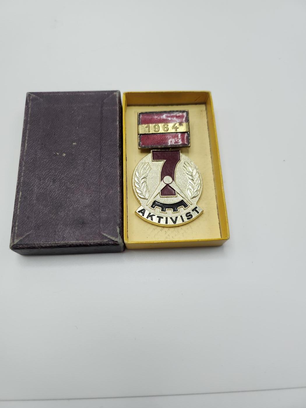 南水社第二次拍卖 民主德国七年计划积极分子奖章 品相完好带盒