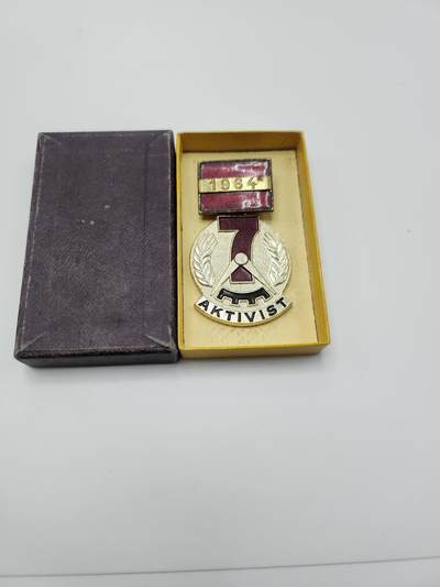 南水社第二次拍卖 - 民主德国七年计划积极分子奖章 品相完好带盒