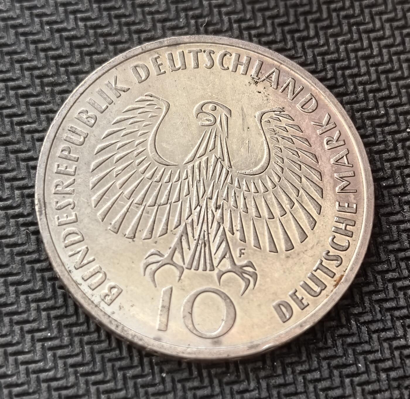 外国优质老铜币银币，周日九点倒数截拍，满百包邮，持续收拍，初八发货 德国1972 年慕尼黑奥运会 10 马克银币，发行于战后西德经济繁荣期。正面为联邦德国鹰徽，象征国家主权；背面以火焰、五环与太阳图案，纪念第 20 届夏季奥运会，是体育精神与时代记忆的载体。