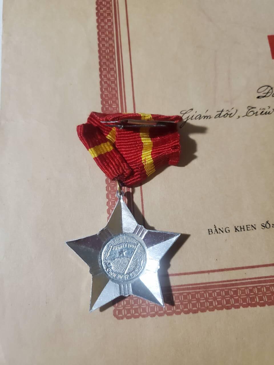 韵星假日军品类拍卖第42期 -- Rimey Holidays Militaria Auction 42 越南社会主义共和国陈永敦优秀服务奖状带三级光荣战士勋章一套