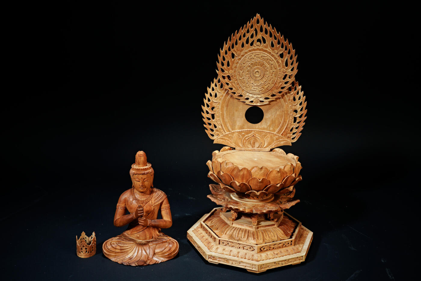 上海都达杂项专场三十三【年后发货全场包邮】  出口创汇期 印度迈索尔老山檀香大日如来佛坐像/佛盒 2件