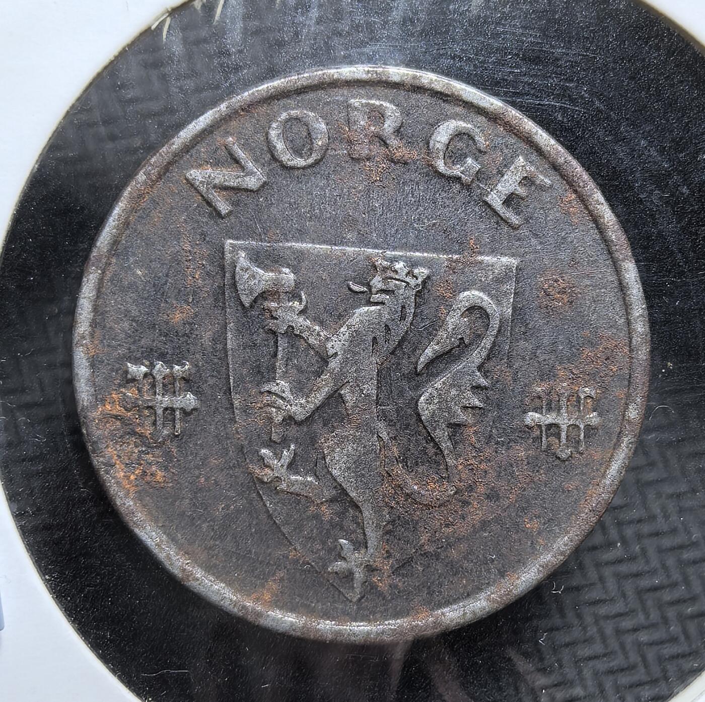 外国优质老铜币银币，周日九点倒数截拍，满百包邮，持续收拍，初八发货 德占挪威1942 年5 欧尔铁币。正面是挪威国徽 “持斧雄狮”，象征国家身份；背面的面值与凯尔特三结纹，是傀儡政权维希式的设计。因物资匮乏采用铁材，这枚硬币见证了二战期间挪威的被占领史与民生困境。