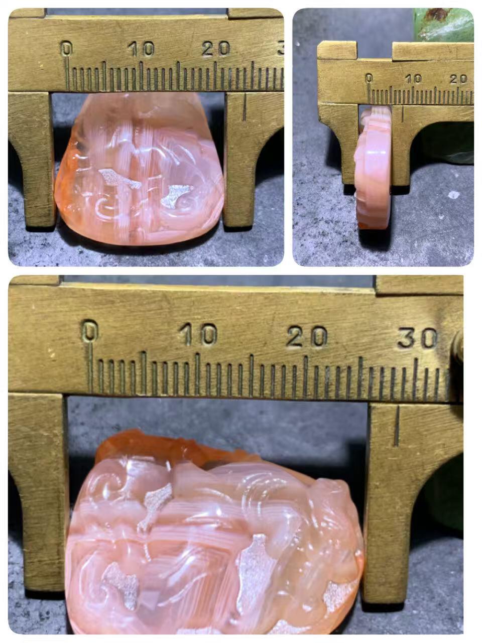 川料红白千层纹南红玛瑙雕刻瑞兽吊坠一个