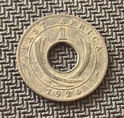 外国优质老铜币银币，周日九点倒数截拍，满百包邮，持续收拍，初八发货 - 英属东非1924年1分铜币H版，发行于英国殖民统治时期。正面的英王乔治五世头像与拉丁文头衔，彰显英国对东非的殖民权威；背面的 “EAST AFRICA” 与独特中孔设计，见证了英国在东非的殖民经济体系与殖民统治的历史。