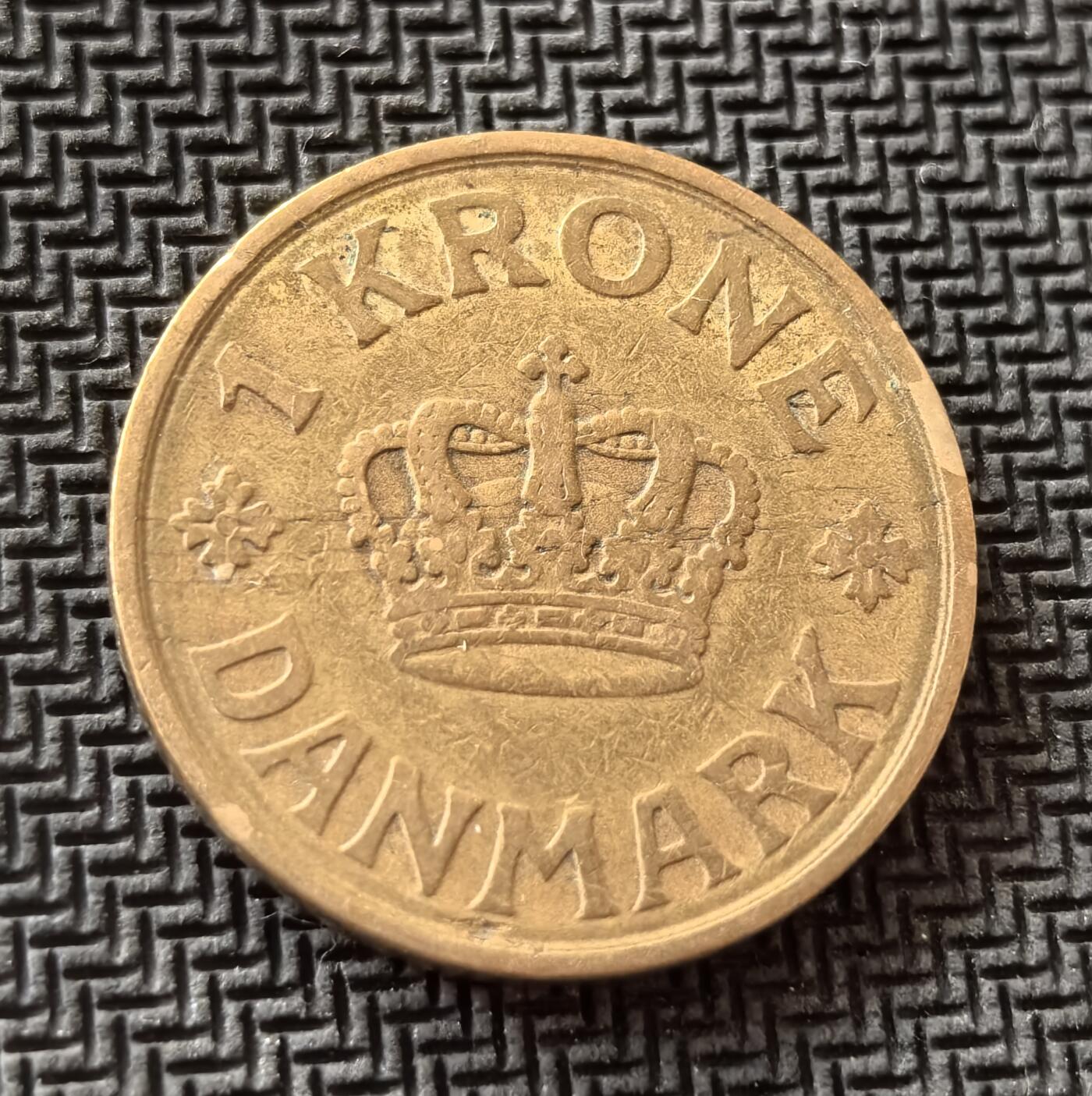 外国优质老铜币银币，周日九点倒数截拍，满百包邮，持续收拍，初八发货 丹麦1925年1克朗铝青铜币，发行于克里斯蒂安十世统治时期。正面的国王花押与王冠，彰显丹麦君主立宪制的传统；背面的王冠与面值，见证了丹麦在两次世界大战之间的稳定发展，以及其独特的北欧币制文化。