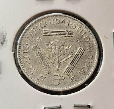 外国优质老铜币银币，周日九点倒数截拍，满百包邮，持续收拍，初八发货 - 南非1941年3便士银币，正面是英王乔治六世的头像，铭文 “GEORGIVS VI REX IMPERATOR” 彰显了南非作为英联邦自治领的地位；背面的帝王花与南非国徽元素，既代表了南非的国花，也见证了二战期间南非作为英联邦成员参与战事的历史背景。