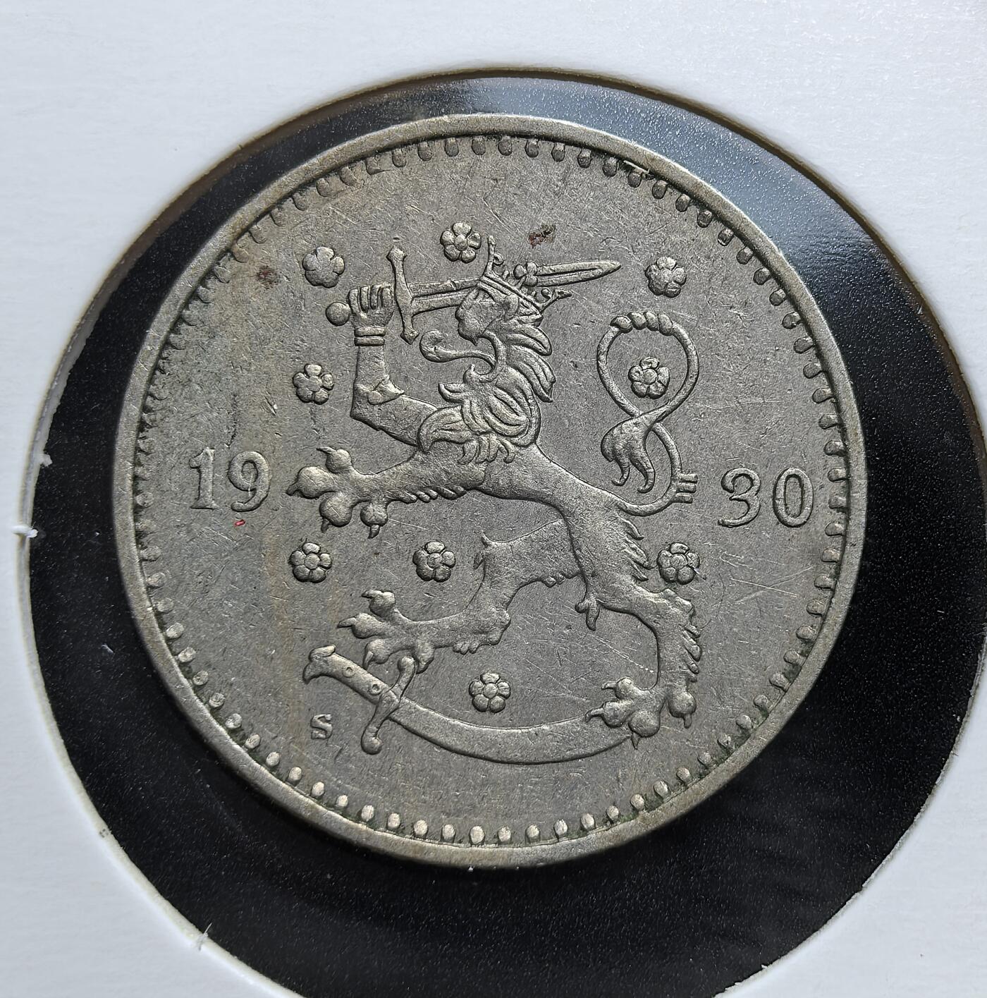 外国优质老铜币银币，周日九点倒数截拍，满百包邮，持续收拍，初八发货 芬兰1930年1马克，是芬兰独立后确立本国货币体系的重要币种。正面以云杉枝与松果象征北欧森林资源，背面是国徽 “持剑雄狮”，见证了芬兰在两次大战间的经济稳定与国家认同强化。