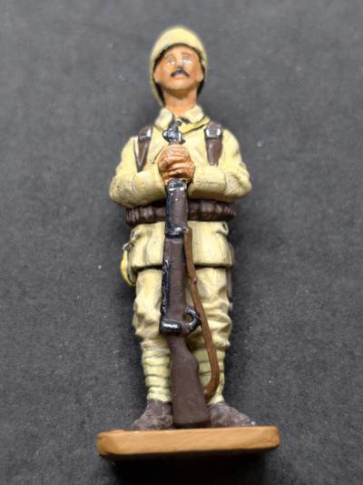 凯旋世界勋赏（持续上新中）（第22期新年大拍）（欢迎送拍）（对拍品有疑问请询问客服，不接受到手刀，出价默认拍品品相。请认真阅读拍卖规则！出价默认已认可！）（收到货请录制开箱视频，无视频概不处理问题。） - - Infantryman / 步兵：代表第一次世界大战初期奥斯曼帝国陆军的一名普通步兵。 ​ - 人偶的土黄色作战服、绑腿和背包，是1914年奥斯曼军队在中东战场的典型装束。