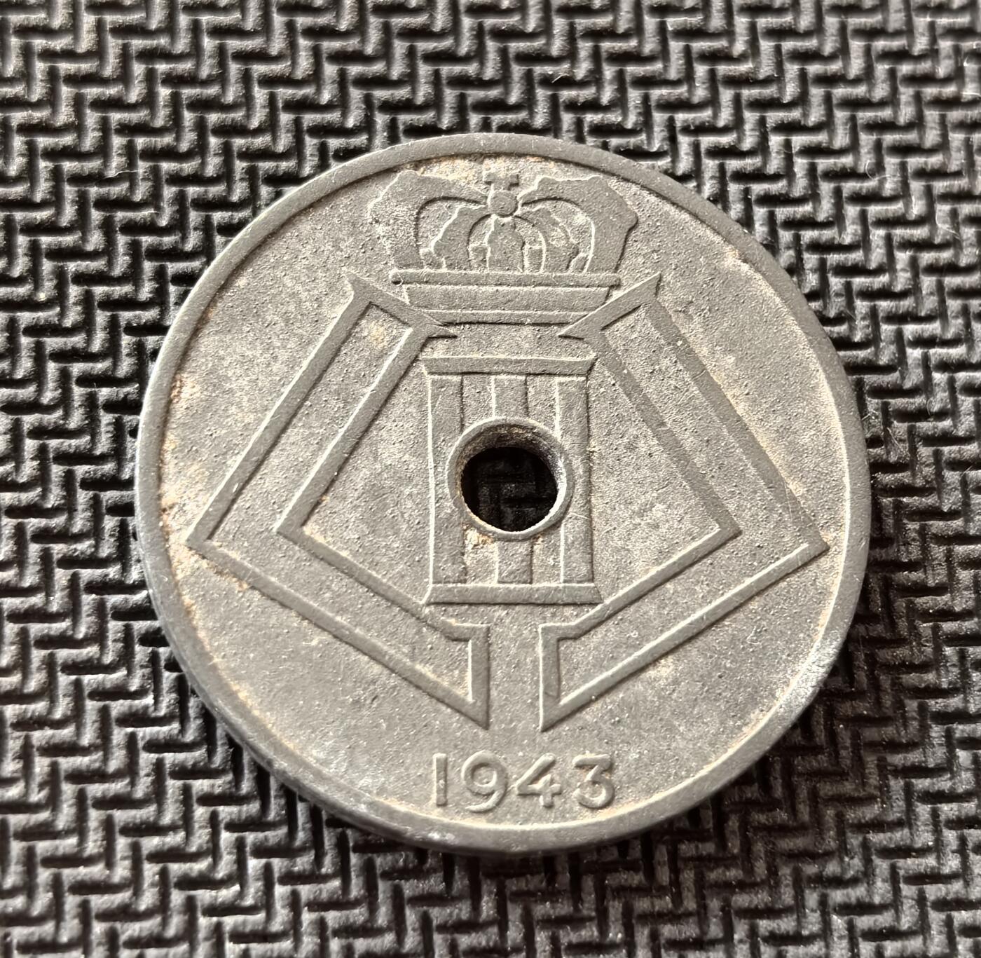 外国优质老铜币银币，周日九点倒数截拍，满百包邮，持续收拍，初八发货 比利时1943年25分锌币，发行于二战德国占领时期。正面的三枚省徽与双语国名，体现了比利时的多语言与联邦传统；背面的菱形纹与王冠，是占领当局简化设计的产物，见证了比利时在战争中被占领、物资匮乏的特殊历史阶段。