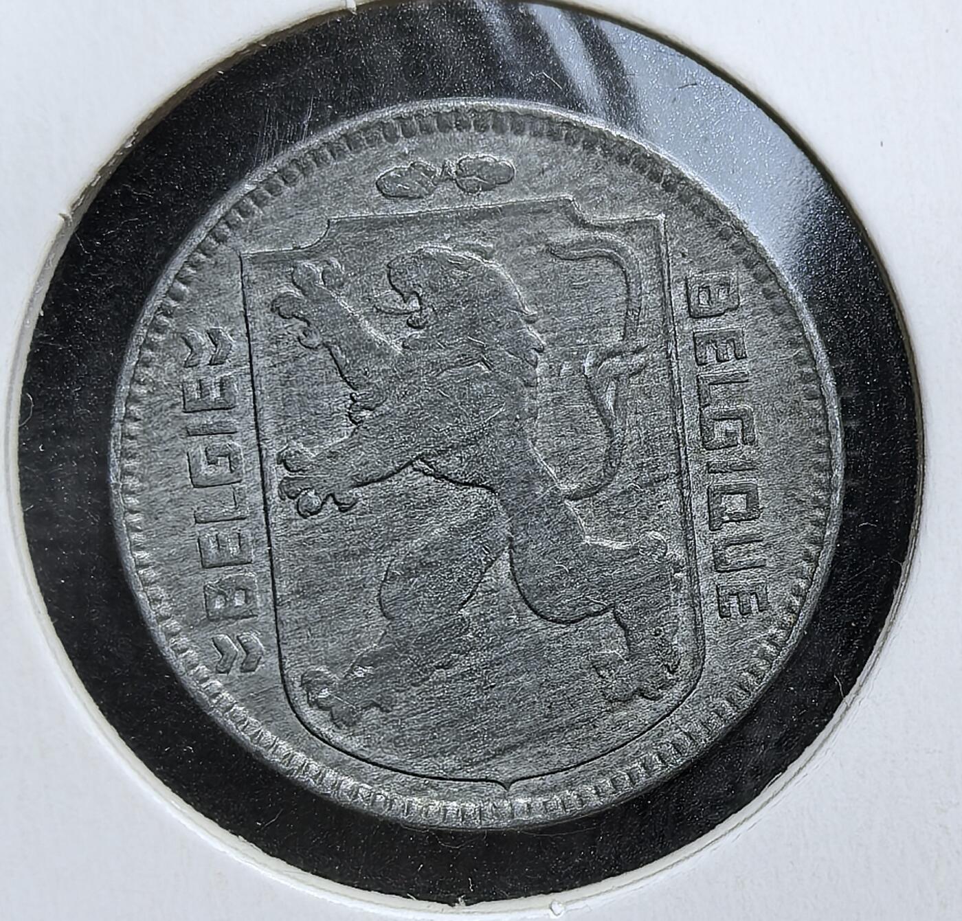 外国优质老铜币银币，周日九点倒数截拍，满百包邮，持续收拍，初八发货 比利时1946 年1法郎锌币。正面是利奥波德三世的花押与王冠，背面是比利时国徽 “雄狮盾徽”，并以荷兰“BELGIË” 和法语 “BELGIQUE” 标注国名。二战期间比利时被纳粹占领，物资匮乏导致货币改用锌材，这枚硬币正是战后过渡时期的产物，见证了比利时从占领到重建的历史。