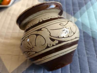 春节钱币瓷器清货捡漏拍场 - 清代风格磁州窑 褐釉剔刻花盘口罐 高和直径都差不多是11厘米 胎土红色少见，做工精良 只口沿轻微飞皮，属全品相