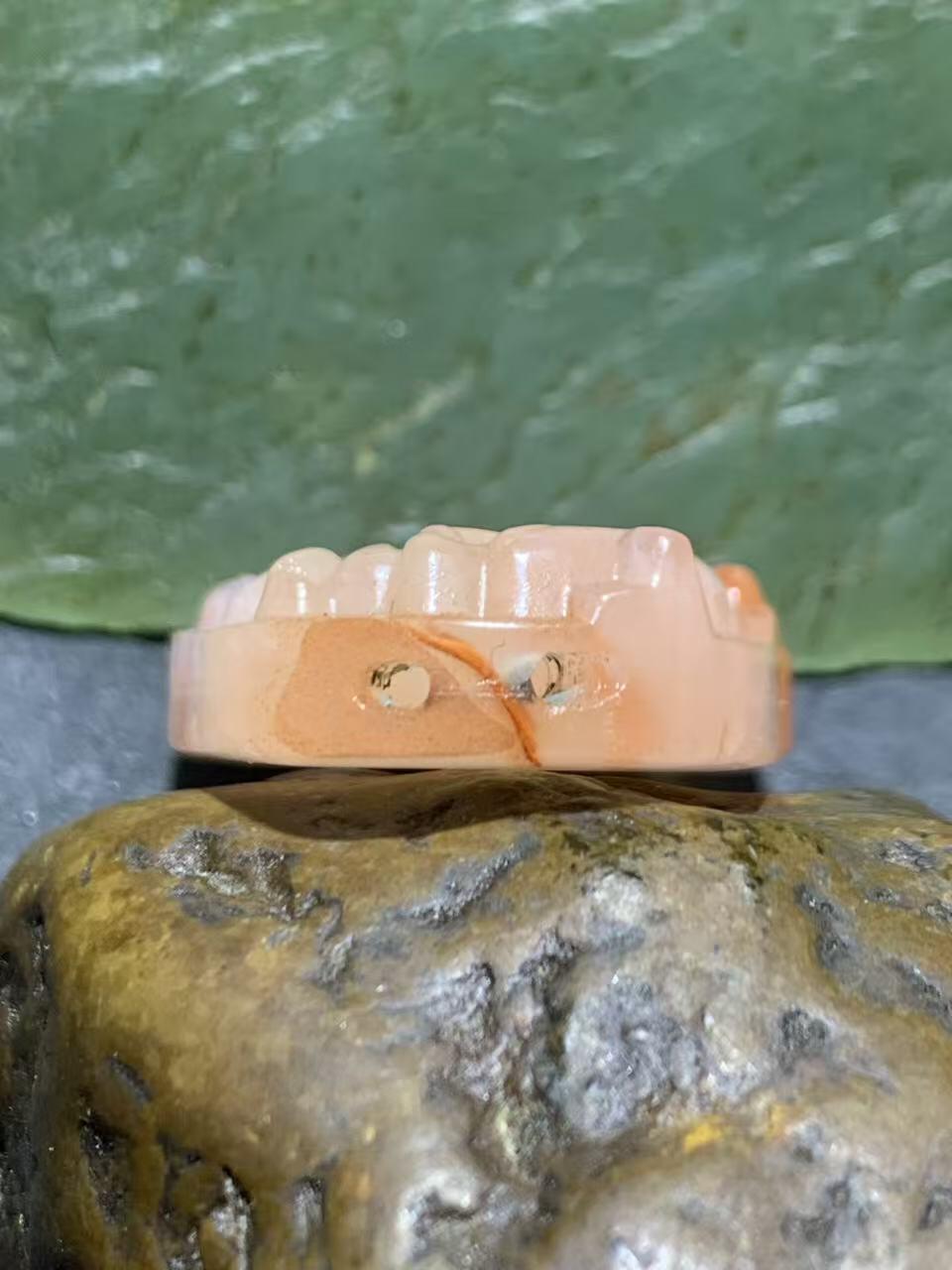 川料红白千层纹南红玛瑙雕刻瑞兽吊坠一个