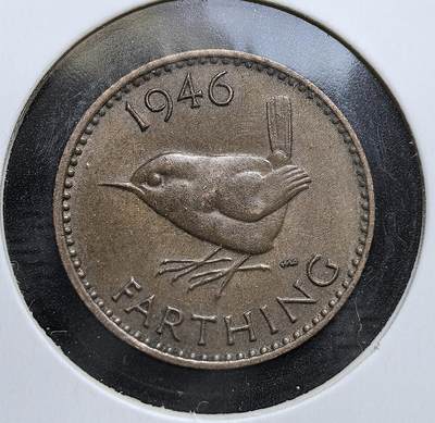 外国优质老铜币银币，周日九点倒数截拍，满百包邮，持续收拍，初八发货 - 英国1946年1法新。正面的鹪鹩图案是英国法新的经典设计，象征本土自然；背面的乔治六世头像与铭文 “GEORGIVS VI D:G: BR: OMN: REX F:D: IND: IMP.”，见证了二战后英国君主制的延续与英镑体系的过渡。