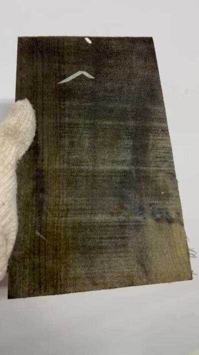 零元拍：NO.10 爆满金丝祖母绿乌木金丝楠  做牌子 茶台 杯垫，无需打磨就已经金光闪闪。满金丝药香，尺寸约：33.7/14.5/4厚CM。