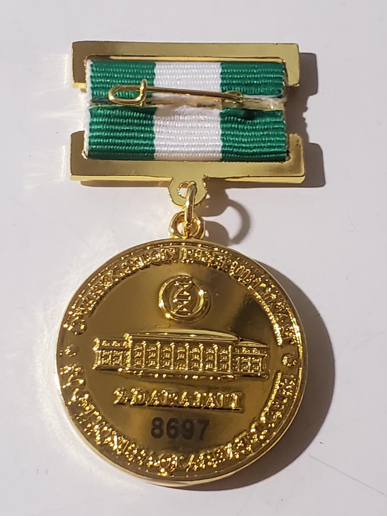 韵星假日军品类拍卖第42期 -- Rimey Holidays Militaria Auction 42 乌兹别克斯坦共和国卫生部二级优秀服务人员奖金奖章 实发8697号 非常稀少 设计继承苏联的奖金奖章 铜镀金 非常厚重 仅颁发给高级官员