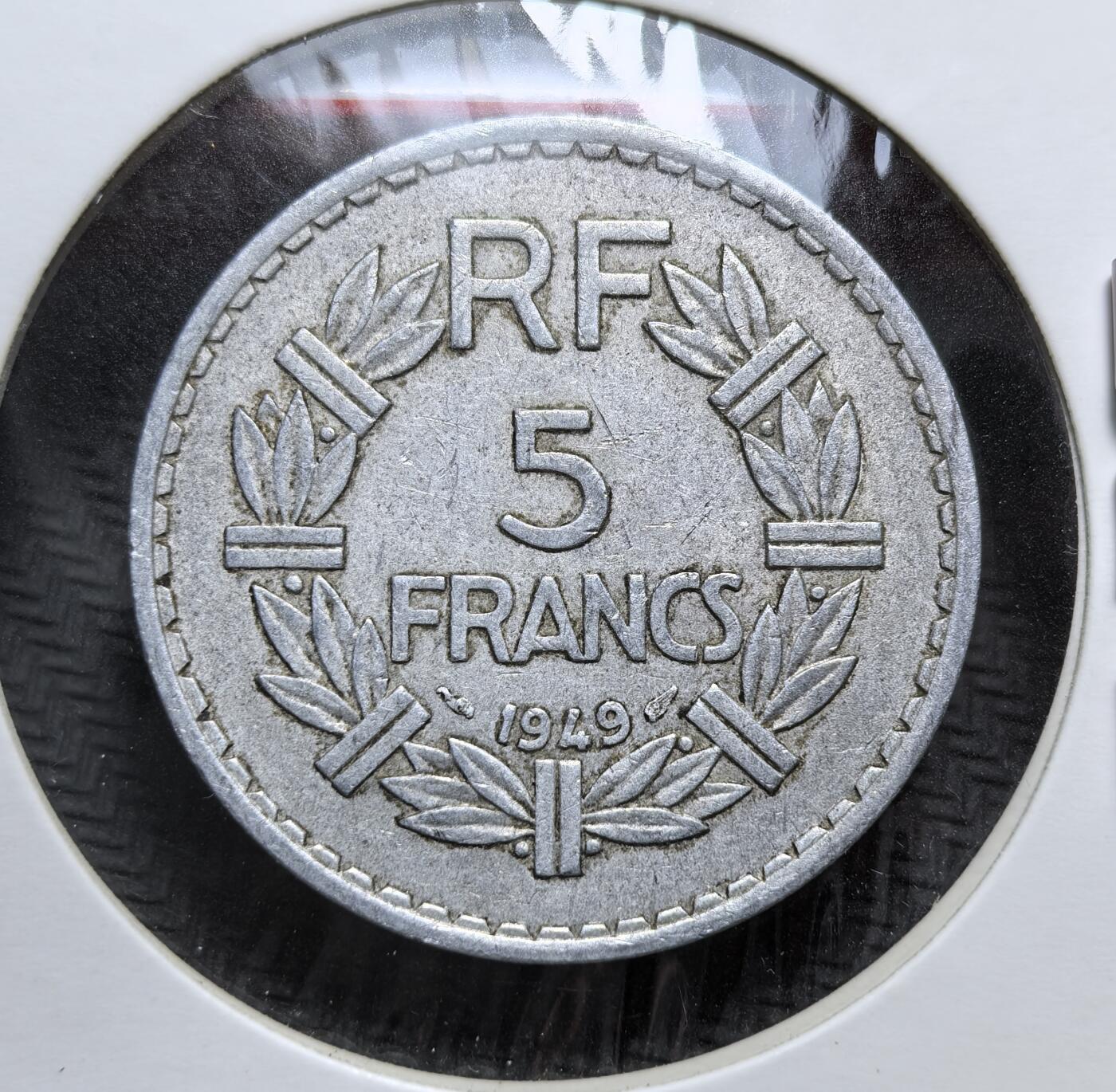 外国优质老铜币银币，周日九点倒数截拍，满百包邮，持续收拍，初八发货 法国1949年5法郎铝币，发行于二战后经济重建时期。正面是象征法兰西共和国的玛丽安娜头像，背面以月桂枝与 “RF” 国名缩写彰显共和精神，见证了法国战后经济复苏与货币体系的重建。