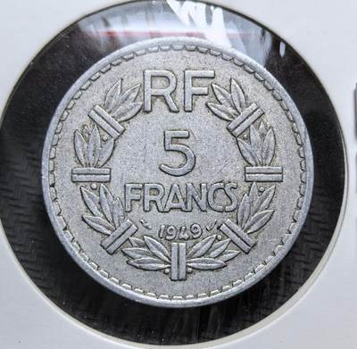 外国优质老铜币银币，周日九点倒数截拍，满百包邮，持续收拍，初八发货 - 法国1949年5法郎铝币，发行于二战后经济重建时期。正面是象征法兰西共和国的玛丽安娜头像，背面以月桂枝与 “RF” 国名缩写彰显共和精神，见证了法国战后经济复苏与货币体系的重建。