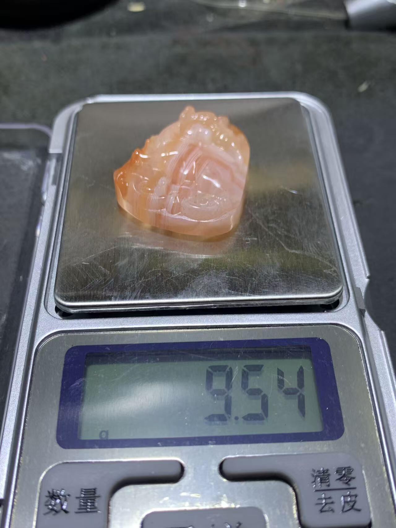 川料红白千层纹南红玛瑙雕刻瑞兽吊坠一个